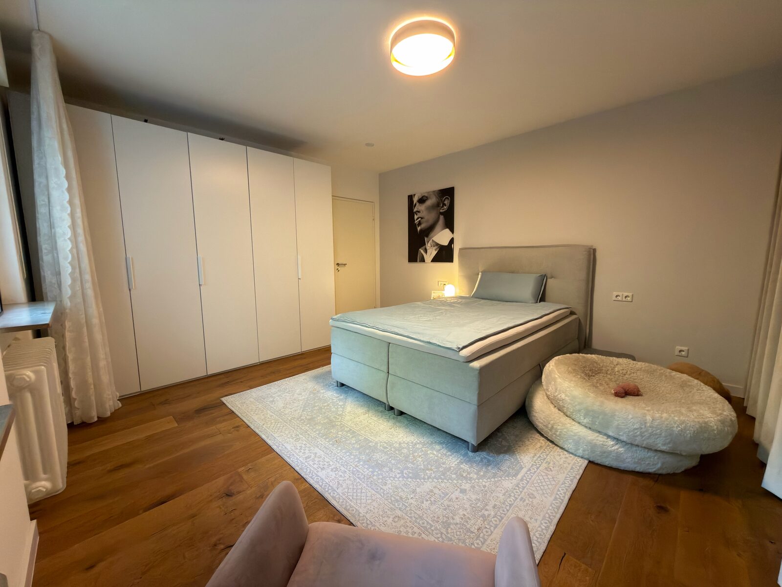 Voller Raum vor dem Virtual Decluttering