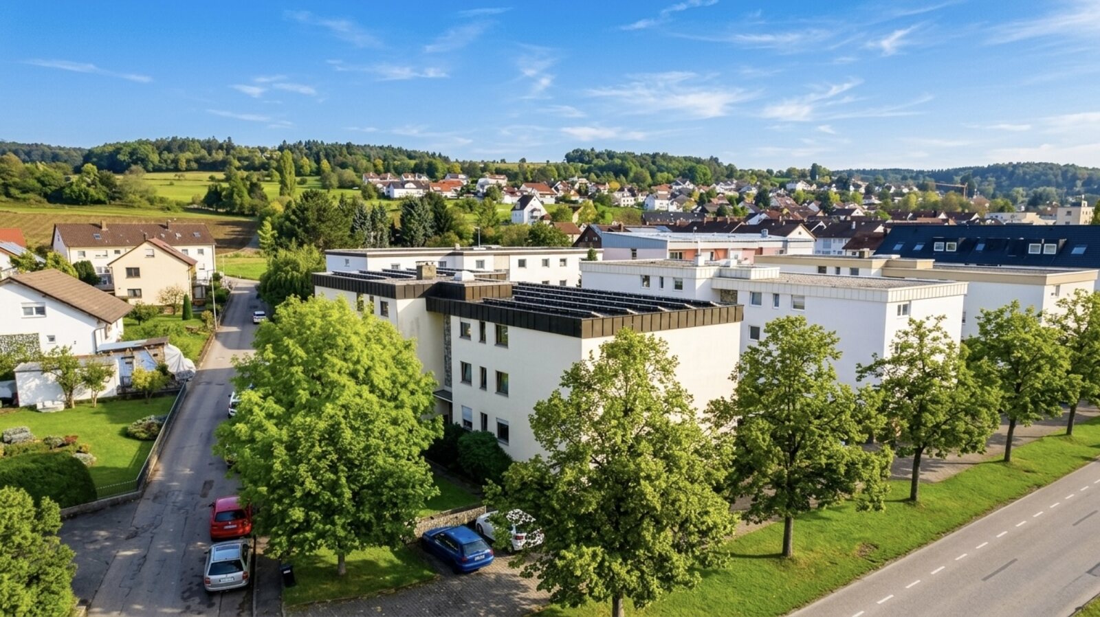 Drohnenaufnahme einer Wohnanlage am Ortsrand bei Stuttgart mit Blick über Umgebung und Landschaft
