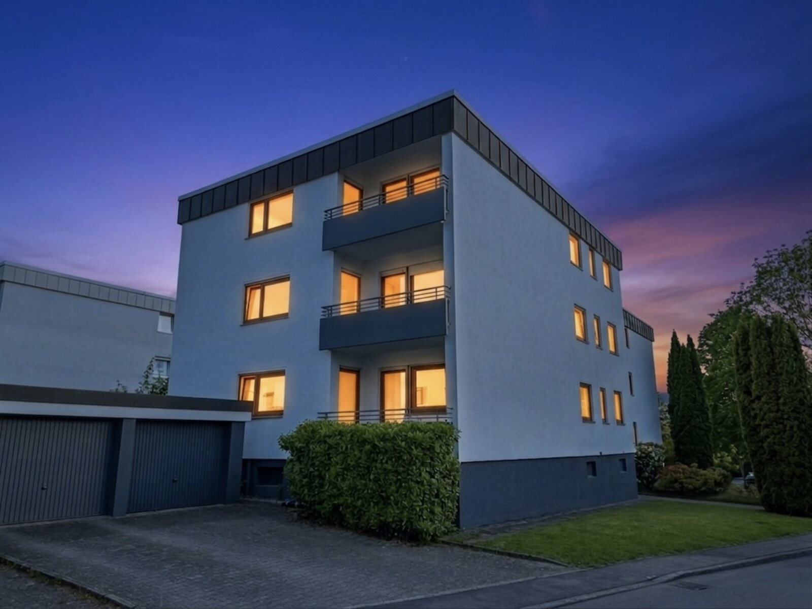 Twilight Aufnahme Stuttgart, Mehrfamilienhaus mit Balkonen im Abendlicht