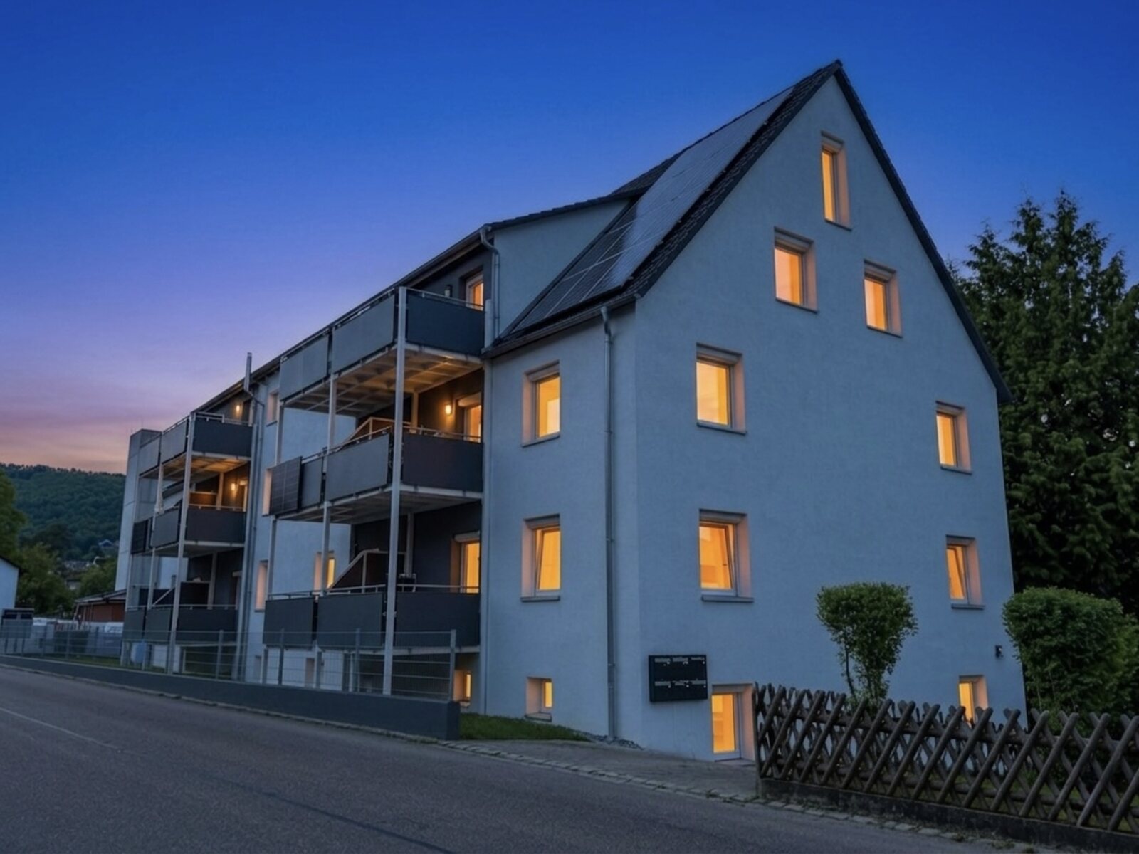 Twilight Immobilienfotografie, Wohnhaus mit Giebel und Photovoltaik im Abendlicht